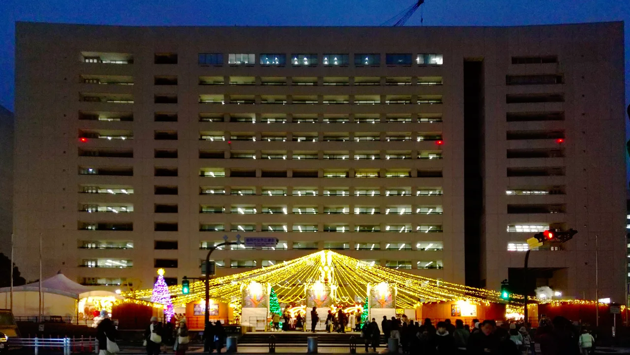 Hôtel de ville de Fukuoka et parvis ouest. Photo du 2023-12-19 : vue d’archives du lieu, et non de l’événement de Noël 2026.
