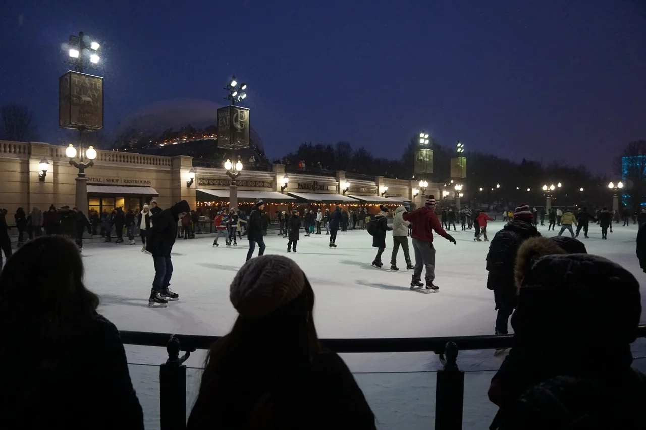 McCormick Tribune Ice Rink im Millennium Park. Aufnahme vom 2017-12-29; historische Ortsansicht, nicht von der Weihnachtsveranstaltung 2026.