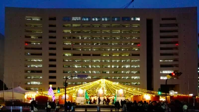 Rathaus Fukuoka und westlicher Vorplatz. Aufnahme vom 2023-12-19; historische Ortsansicht, nicht von der Weihnachtsveranstaltung 2026.