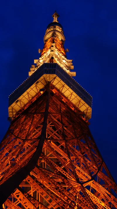 Der beleuchtete Tokyo Tower, im April 2012 von unten fotografiert. Eine Aufnahme des Bauwerks, nicht einer Weihnachtsveranstaltung 2026.
