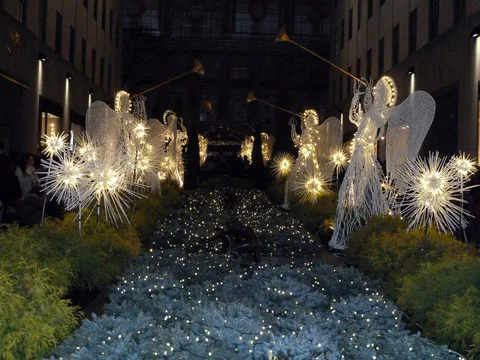 Figuras de anjos iluminados na decoração de Natal do Rockefeller Plaza, em Nova York. Fotografia de arquivo de 2013; mostra uma decoração de uma edição anterior.