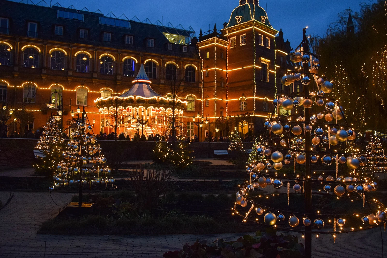 Weihnachtsbäume, Lichter und ein geschmücktes Gebäude im Tivoli in Kopenhagen. Archivfoto von 2015; zu sehen ist eine frühere Gestaltung.