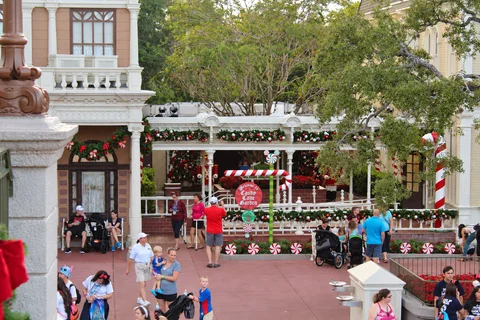 KI-generierte repräsentative Illustration. Fotovorlage: Weihnachtsgirlanden an einem Gebäude der Main Street, U.S.A. im Magic Kingdom in Florida. Archivfoto von 2016; zu sehen ist eine frühere Gestaltung.