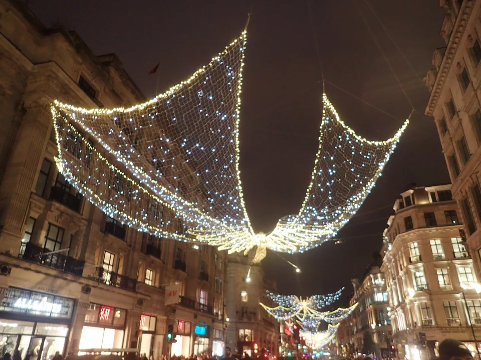 Flügelförmige Weihnachtsbeleuchtung über der Regent Street in London. Archivfoto von 2025; zu sehen ist eine frühere Gestaltung.