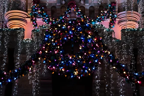 KI-generierte repräsentative Illustration. Fotovorlage: Nahaufnahme von Weihnachtslichtern und Schmuck am Dornröschenschloss in Anaheim. Archivfoto von 2016; zu sehen ist eine frühere Gestaltung.