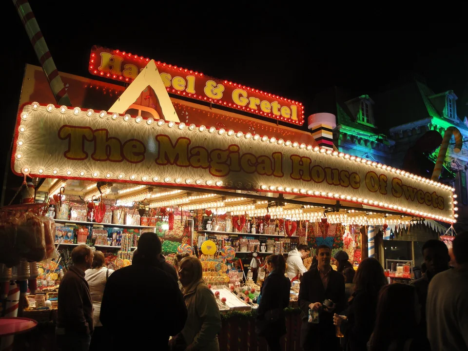 Barraca de doces iluminada no Hyde Park Winter Wonderland, em Londres. Fotografia de arquivo de 2011; mostra uma decoração de uma edição anterior.