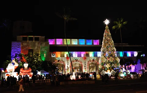 Grande árvore de Natal e edifício municipal iluminado no Honolulu City Lights. Fotografia de arquivo de 2011; mostra uma decoração de uma edição anterior.