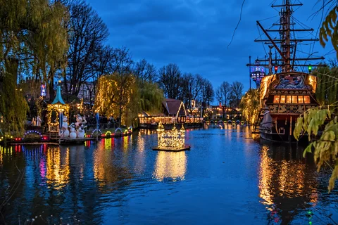 KI-generierte repräsentative Illustration. Fotovorlage: Weihnachtslichter im Tivoli-See mit schwimmendem Baum und Schiff in der Dämmerung. Aufgenommen: 2015-12-05.