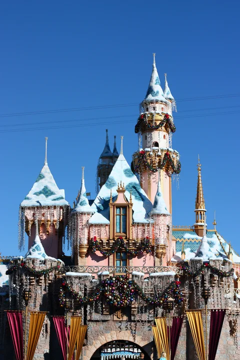 Castelo da Bela Adormecida com decoração de inverno na Disneyland, em Anaheim, durante o dia. Fotografia de arquivo de 2010; mostra uma decoração de uma edição anterior.