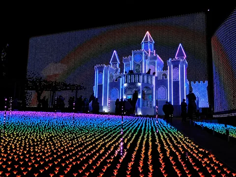 KI-generierte repräsentative Illustration. Fotovorlage: Schlossförmige Lichtinstallation über bunten Lichterreihen im Ashikaga Flower Park. Archivfoto von 2021; zu sehen ist eine frühere Gestaltung.