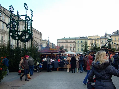 KI-generierte repräsentative Illustration. Fotovorlage: Besucher und Weihnachtsstände auf dem Krakauer Hauptmarkt. Aufgenommen 2008; dieses Archivfoto zeigt nicht die Gestaltung von 2026.