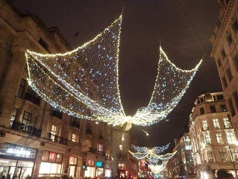 Flügelförmige Weihnachtsbeleuchtung über der Regent Street in London. Archivfoto von 2025; zu sehen ist eine frühere Gestaltung.
