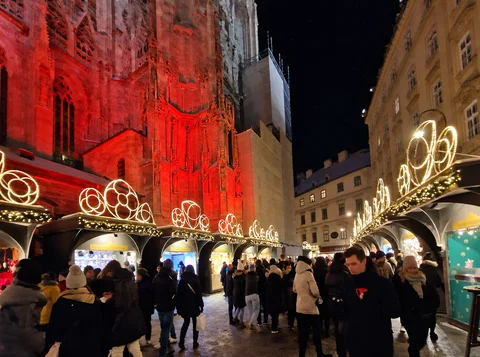 KI-generierte repräsentative Illustration. Fotovorlage: Beleuchtete Marktstände am Wiener Stephansdom. Aufgenommen 2023; dieses Archivfoto zeigt nicht die Gestaltung von 2026.