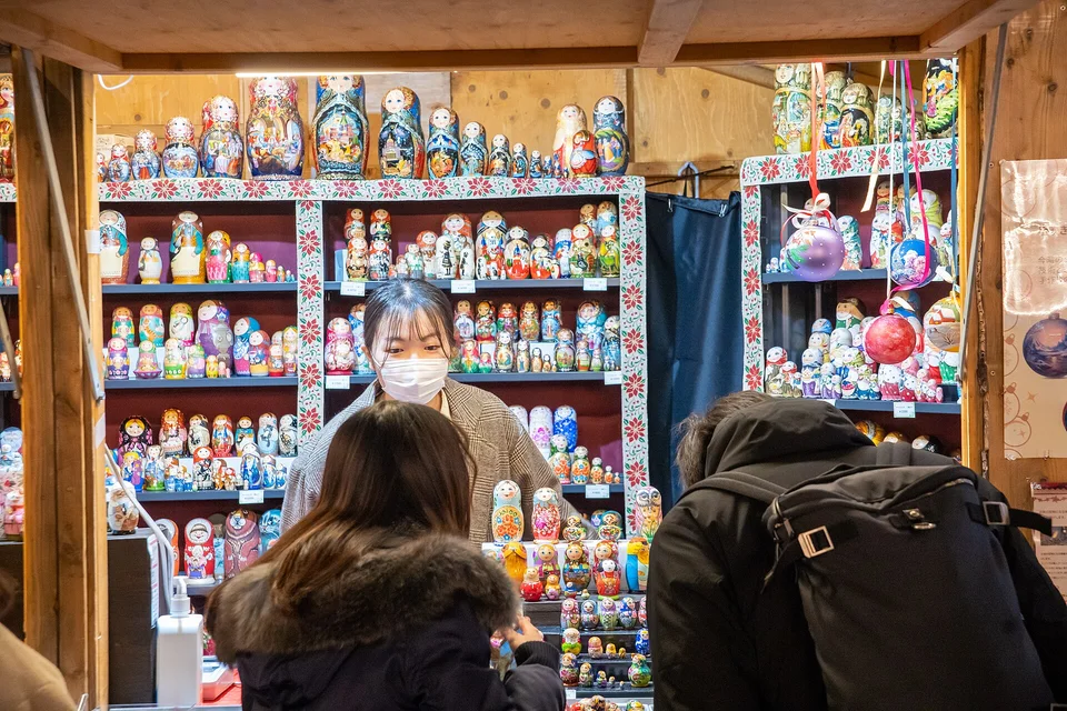 Besucher vor Dekorationsartikeln an einem Weihnachtsmarktstand bei den Roten Backsteinlagerhäusern in Yokohama. Archivfoto von 2022; zu sehen ist eine frühere Gestaltung.