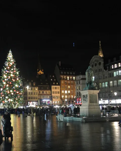Weihnachtsbaum auf der Place Kléber, fotografiert 2018. Archivansicht des Veranstaltungsorts; die Gestaltung 2026 kann abweichen.