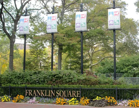 Eingangsschilder und Gärten am Franklin Square in Philadelphia, Oktober 2013. Ortsansicht, nicht die winterliche Lichtshow.