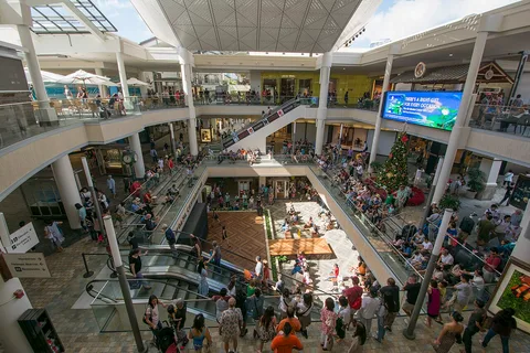 Besucher rund um Ala Moana Centerstage und ein Weihnachtsbaum an der oberen Galerie, November 2015. Archivbild, nicht das Programm 2026.