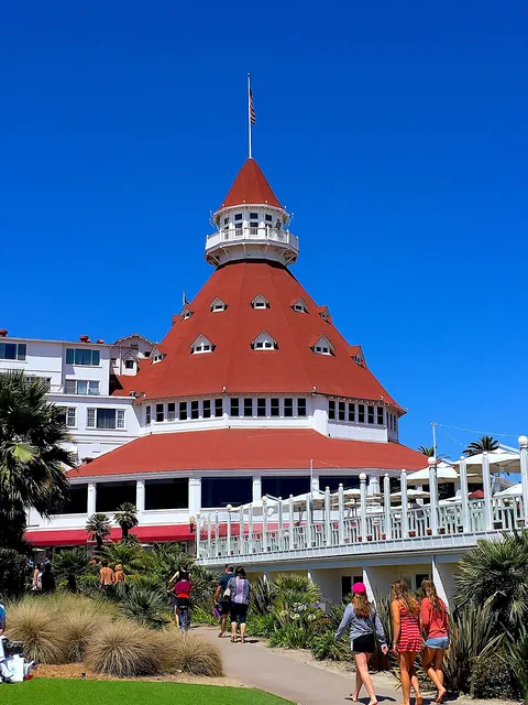Hauptgebäude des Hotel del Coronado mit seinem roten Dach, Juli 2019. Ortsansicht; die saisonale Eisbahn Skating by the Sea ist nicht zu sehen.
