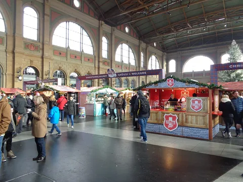 Christkindlimarkt — Zürich Hauptbahnhof, fotografiert 2014. Archivansicht des Veranstaltungsorts; die Gestaltung 2026 kann abweichen.