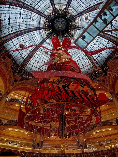 Weihnachtsbaum Galeries Lafayette Haussmann, fotografiert 2025. Archivansicht des Veranstaltungsorts; die Gestaltung 2026 kann abweichen.