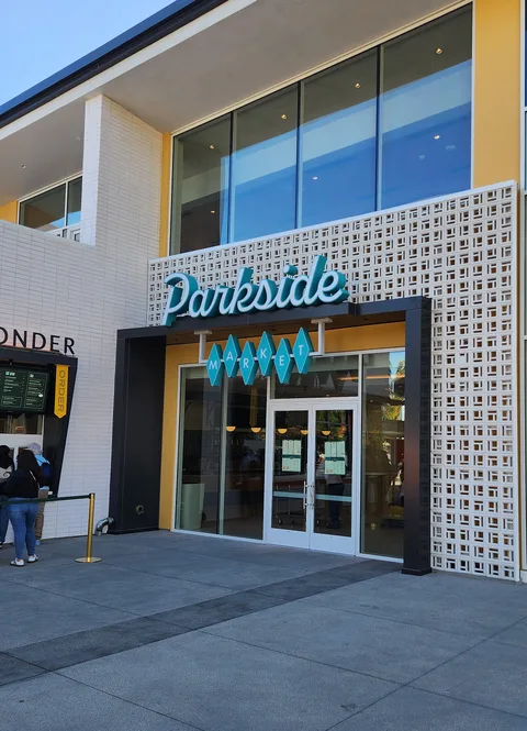 Parkside Market in Downtown Disney, Anaheim, im Januar 2025. Tagesansicht des Gastronomiebereichs, keine Weihnachtsdekoration.