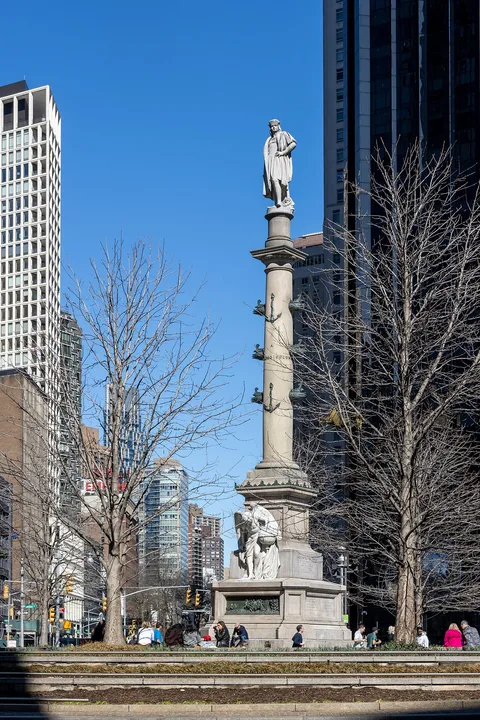 Kolumbusdenkmal am Columbus Circle, März 2024. Orientierungspunkt nahe dem Markt; die Stände am Südwesteingang des Central Park sind nicht abgebildet.