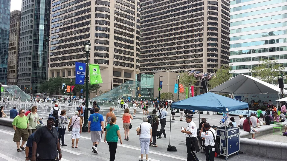 Platz und Brunnen im Dilworth Park bei der Eröffnung im September 2014. Tagesansicht des Ortes, ohne Wintereisbahn oder Weihnachtsaufbauten 2026.