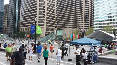 Platz und Brunnen im Dilworth Park bei der Eröffnung im September 2014. Tagesansicht des Ortes, ohne Wintereisbahn oder Weihnachtsaufbauten 2026.