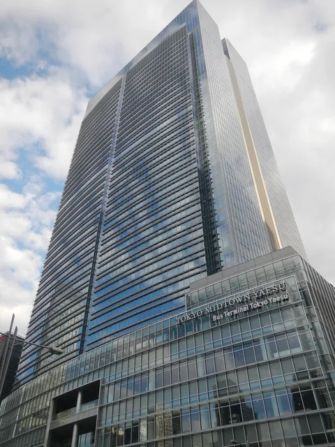 Extérieur de Tokyo Midtown Yaesu en novembre 2022, avant le programme de Noël 2026