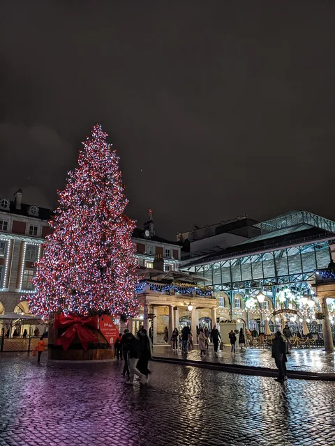 Weihnachten in Covent Garden, fotografiert 2022. Archivansicht des Veranstaltungsorts; die Gestaltung 2026 kann abweichen.