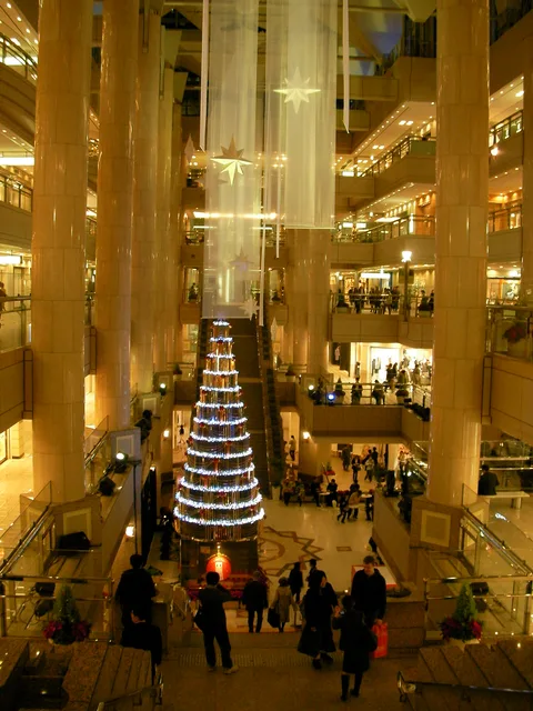 Sapin de Noël dans l’atrium intérieur Garden Square de Landmark Plaza, novembre 2008