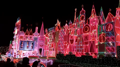 Bunt beleuchtete Fassade von „it’s a small world“ Holiday in Disneyland, November 2013. Frühere Dekoration, kein Nachweis für die Gestaltung 2026.