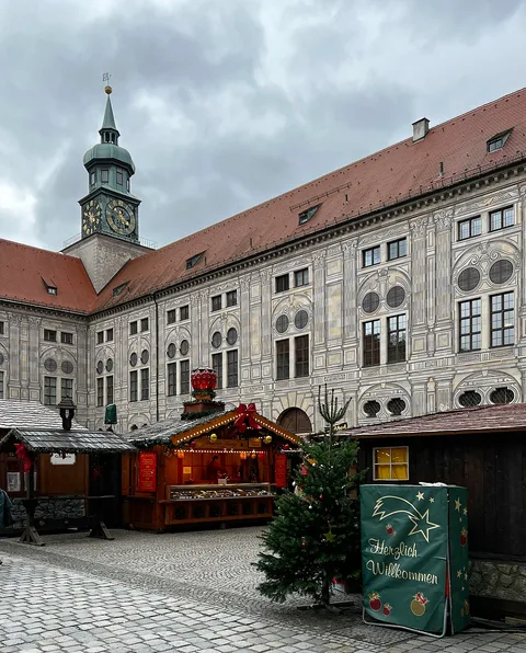 Weihnachtsdorf — Residenz Kaiserhof, fotografiert 2022. Archivansicht des Veranstaltungsorts; die Gestaltung 2026 kann abweichen.