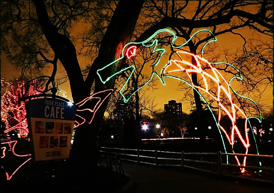 Leuchtfiguren am Park Place Café bei ZooLights im Lincoln Park Zoo, Dezember 2012. Historische Dekoration, nicht die Gestaltung 2026.