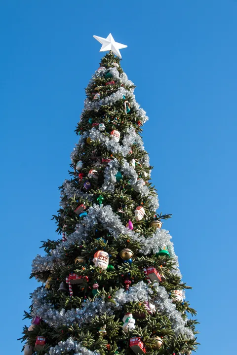 Weihnachtsbaum an der Buena Vista Street in Disney California Adventure im Dezember 2015; historisches Dekorationsdetail.