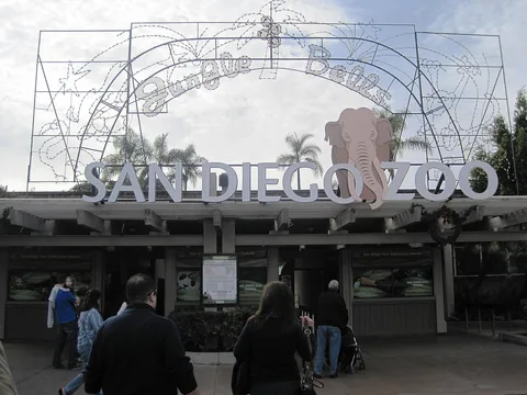 Früherer Eingang des San Diego Zoo mit Jungle-Bells-Schriftzug, Dezember 2009. Historische Aufnahme; Eingang und Dekoration 2026 unterscheiden sich.
