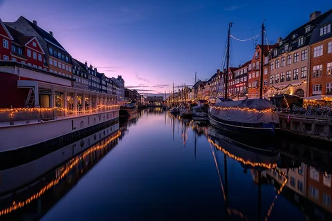 Weihnachten am Nyhavn, fotografiert 2024. Archivansicht des Veranstaltungsorts; die Gestaltung 2026 kann abweichen.