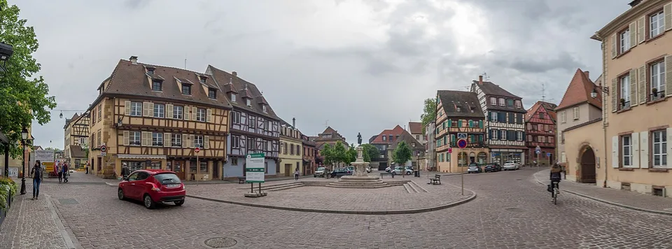 Place des Six Montagnes Noires in Colmar im Mai 2017, außerhalb der Weihnachtsmarktsaison.