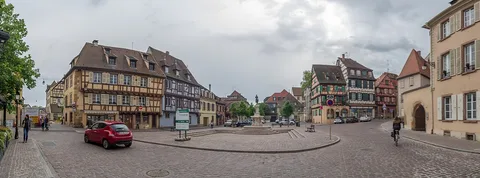 Place des Six Montagnes Noires in Colmar im Mai 2017, außerhalb der Weihnachtsmarktsaison.