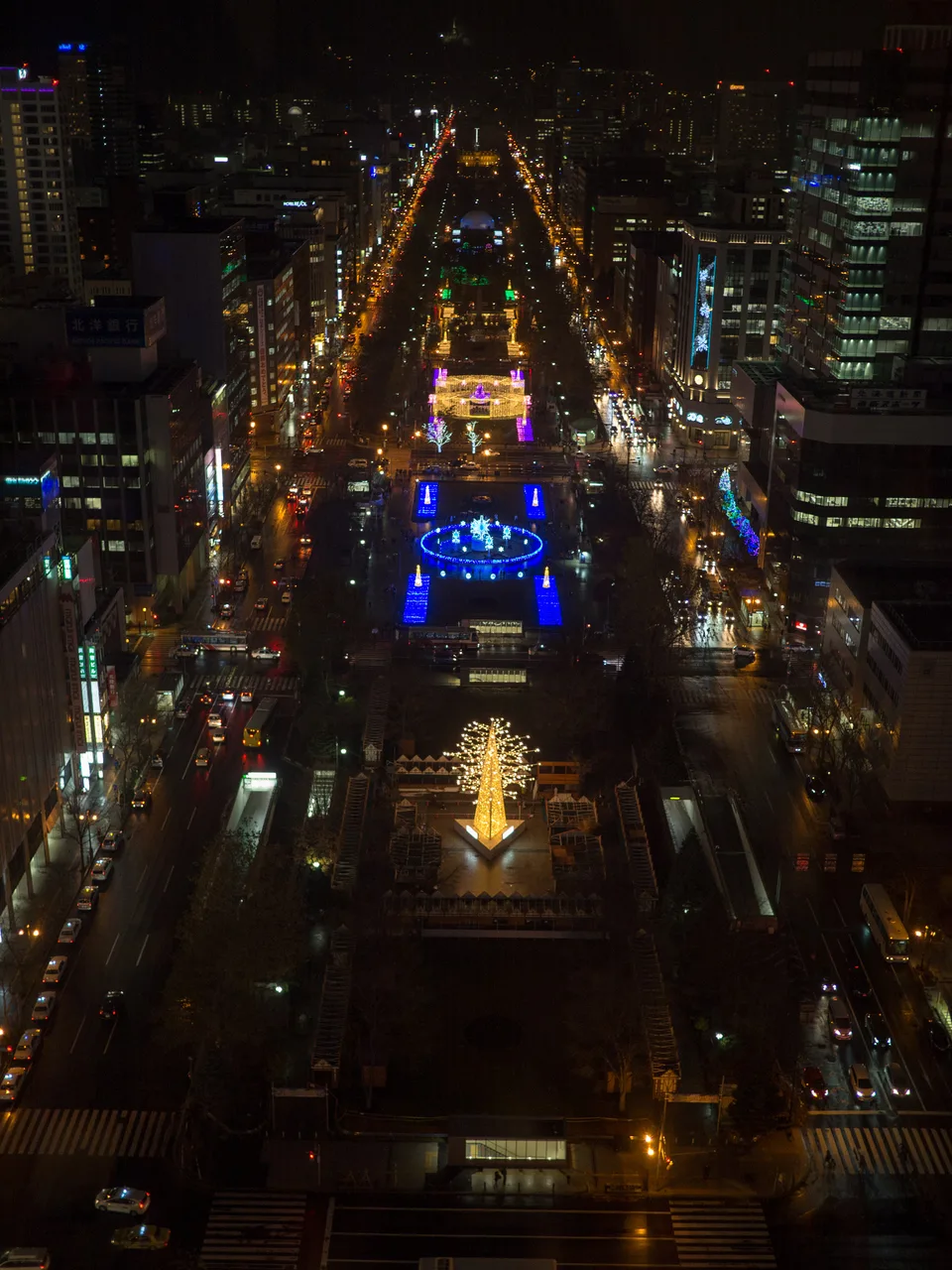 Luftblick über den beleuchteten Odori-Park 2016 mit mehreren Blöcken um Block 4
