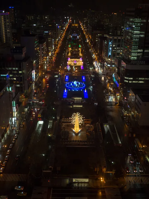 Luftblick über den beleuchteten Odori-Park 2016 mit mehreren Blöcken um Block 4