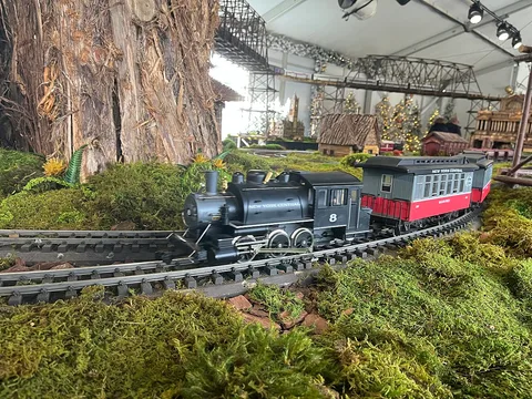 Modellzug zwischen Miniaturgebäuden bei der Holiday Train Show im New York Botanical Garden, Januar 2025. Frühere Ausstellung, nicht der Aufbau 2026.