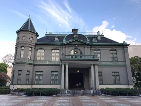 Façade historique et esplanade du Kihinkan à Fukuoka de jour en août 2017