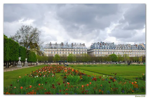 Tuileriengarten mit Blick zur Rue de Rivoli, Archivaufnahme von 2008 außerhalb der Weihnachtsmarktsaison.