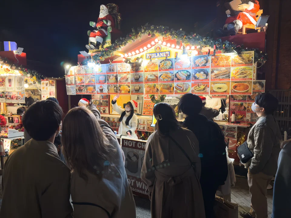 Stand de restauration au marché de Noël de Yokohama. Photo d’archive de 2022 ; ne confirme pas le décor de 2026.