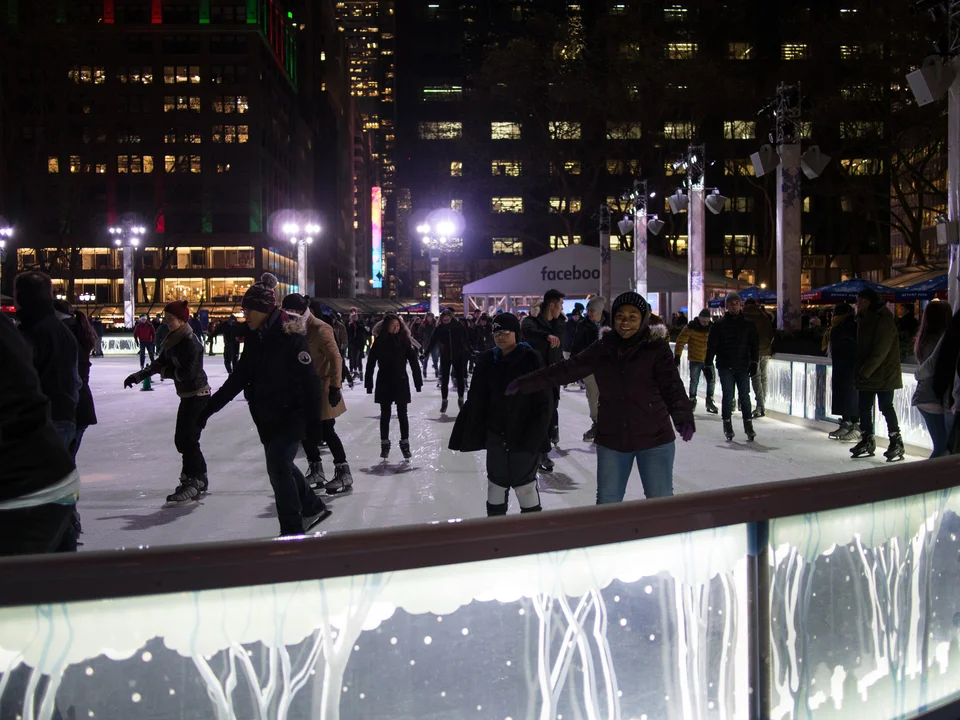Schlittschuhläufer im Bryant Park bei Nacht. Archivfoto von 2016; keine bestätigte Gestaltung für 2026.