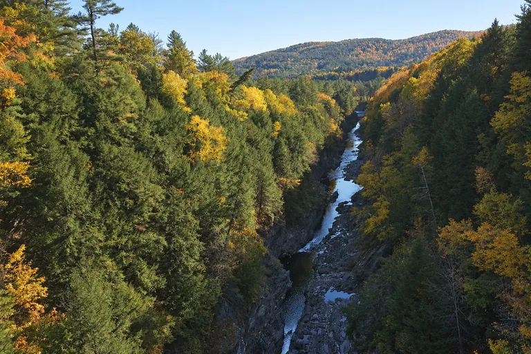 Quechee Gorge fall foliage scenic stop in New England