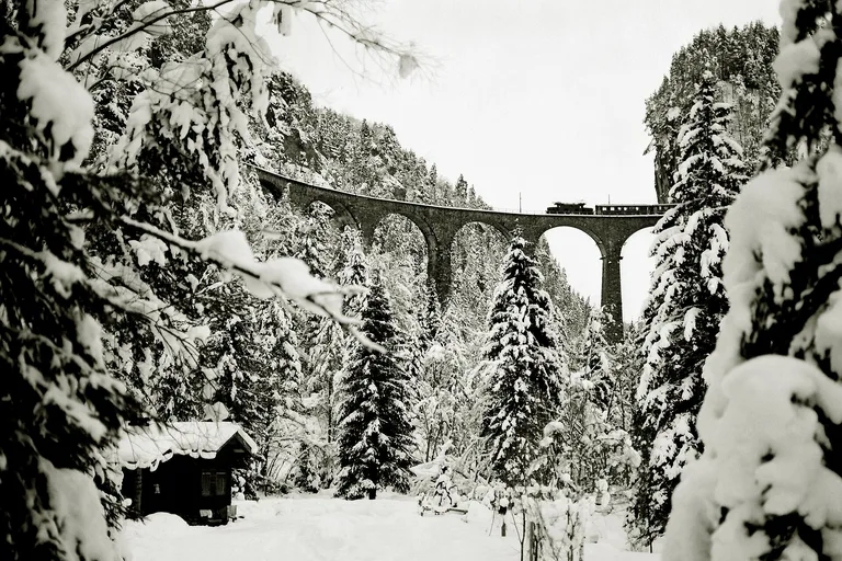 Foto: Ferrocarril rético en los paisajes de Albula / Bernina
