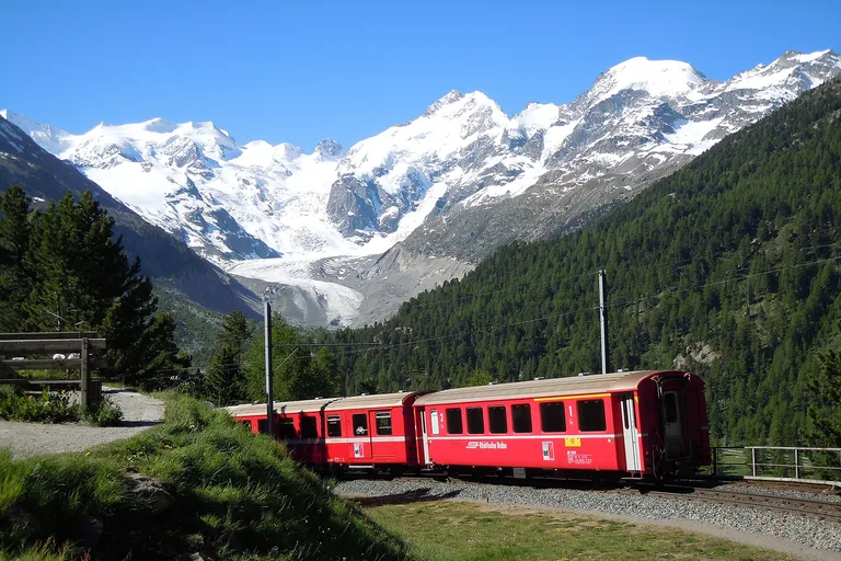 Foto: Ferrocarril rético en los paisajes de Albula / Bernina