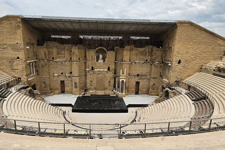 Foto: Römisches Theater und seine Umgebung sowie der Triumphbogen von Orange